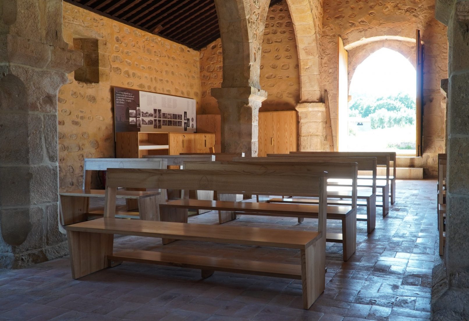 imagem do interior da Capela de São Pedro Arganil